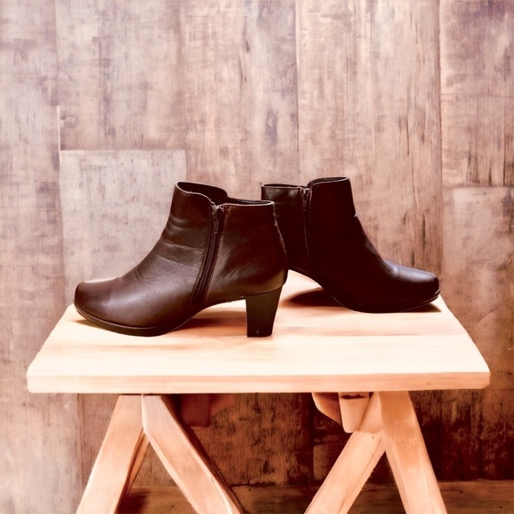 Manet Brown Ankle Boots Women's Size 9.5. - Picture 1 of 14